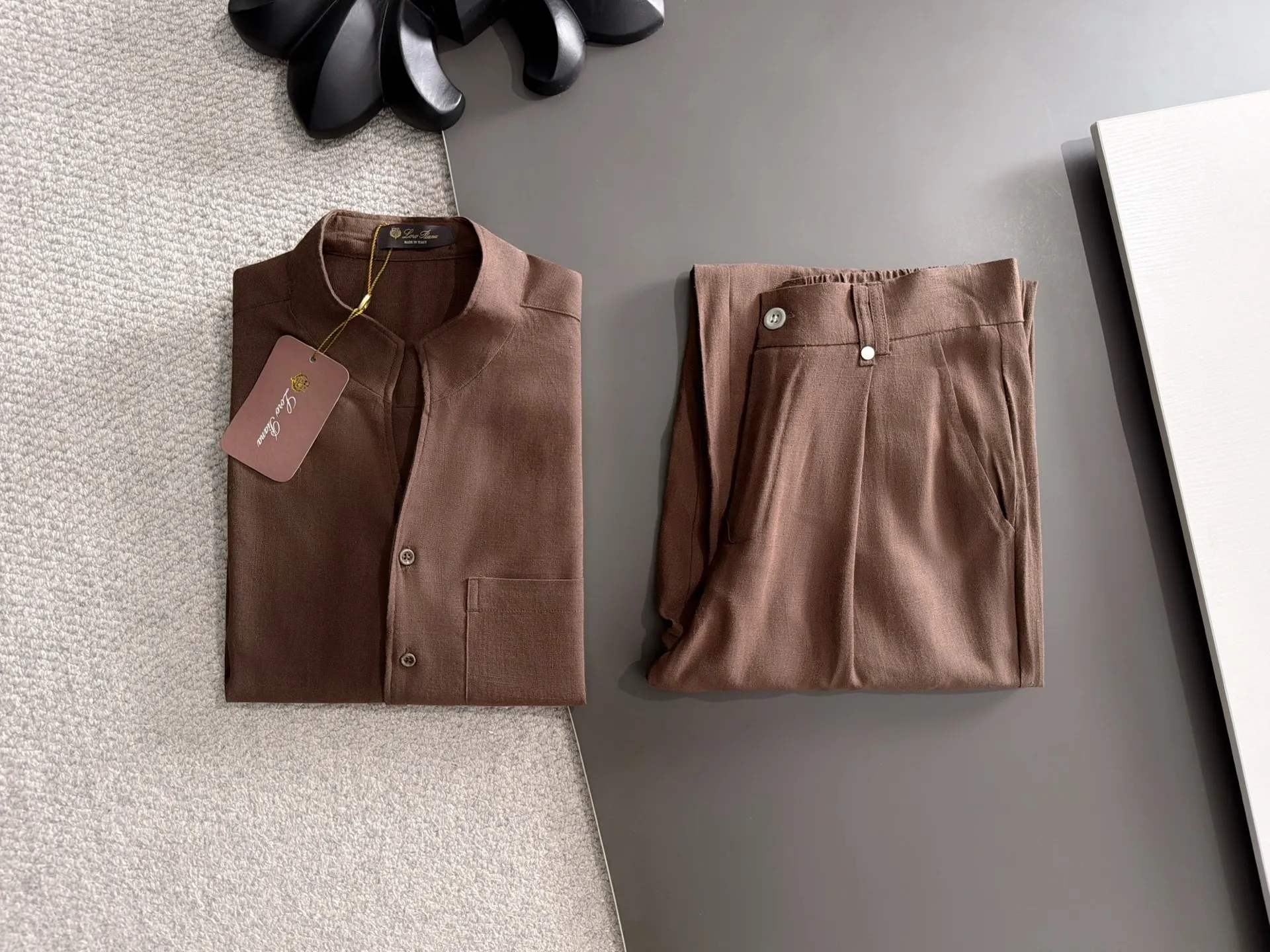 Next day shipment LP high quality Loro Piana 26ss autumn and winter New Arrival linen shirt set Made of one-on-one combed cotton yarn knitted linen fabrics, no pressure in and out of the counter Exclusive control of raw materials It feels substantial when weighed, and the upper body is more textured than ordinary T-shirts. This texture can cope with the weather easily and is suitable for both hot and cold! Loose fit design, looks noble. The only correct version is available Size: M to XXXL